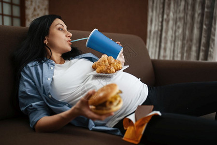 孕妇在起居室休息吃零食图片
