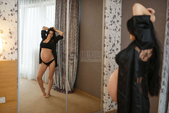 孕妇在卧室镜子里看着自己图片