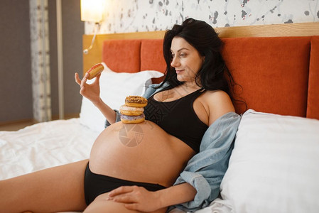 产前孕妇在家里保健休息吃蛋糕图片