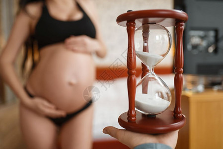 产前孕妇在家里保健休息图片