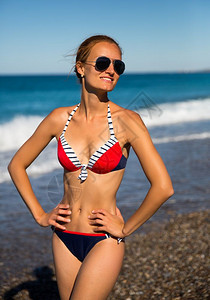 美女在沙滩上摆姿势图片