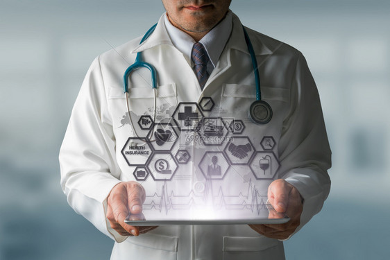 健康保险概念医院生在现代图形界面中带有健康保险相关图标显示保健人员储蓄医疗和福利的象征图片