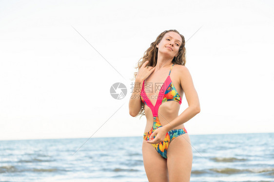 在海边穿着比基尼泳衣的年轻女子图片