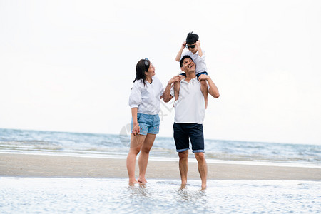 幸福家庭暑假在热带沙滩上度假背景图片