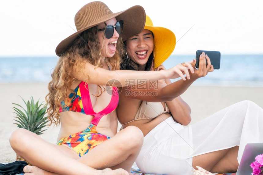 在暑假的热带沙滩上手机一起自拍图片