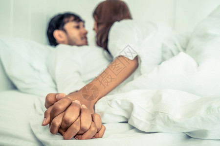 亲密年轻夫妇在床上图片