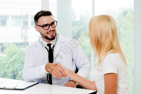 男医生与女病人握手图片