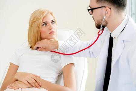 男医生对女病人进行谈话和检查图片