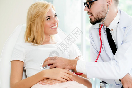 男医生对女病人进行谈话和检查图片