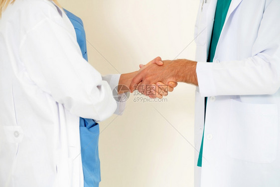 医生和外科医生握手图片
