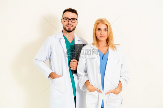 外科医生与另一名医生站在一起图片