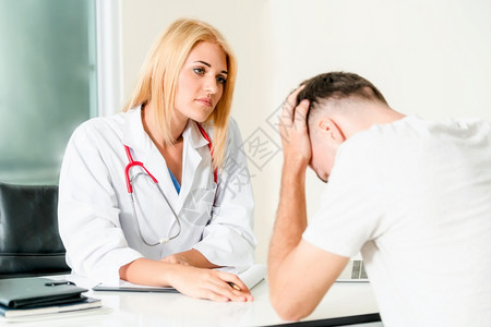 女医生正与严重的男病人交谈医疗保健和服务图片