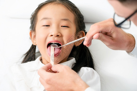 牙医在诊所检查儿童牙齿图片