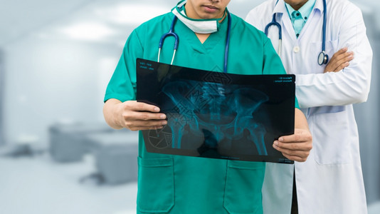 医生和外科检查x光薄膜诊断病人和腰骨损伤手术和医疗概念图片
