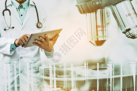 医学科研究与发展概念实验室背景中带有科学仪器显微镜和化学测试管的台式计算机医生图片