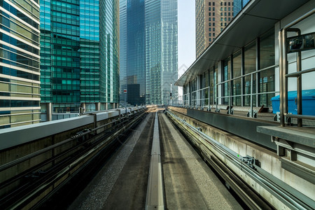 现代城市列车前视线直铁路城市建筑背景火车交通和铁路概念图片