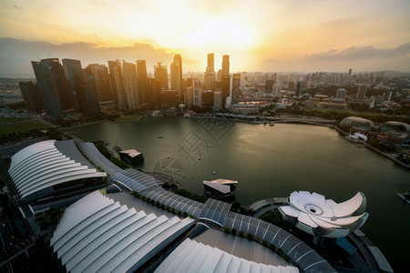 夏纳波尔市和天际线在梅纳湾市中心金融区图片