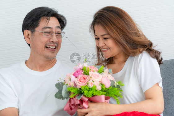 一对日本夫妇的结婚纪念日图片