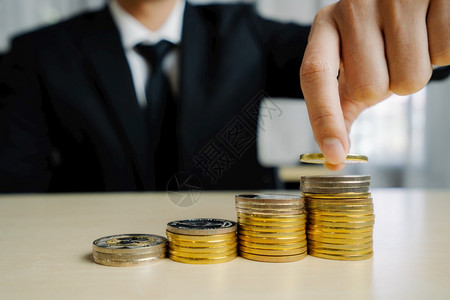 商人用硬币货工作投资增长和储蓄的概念图片