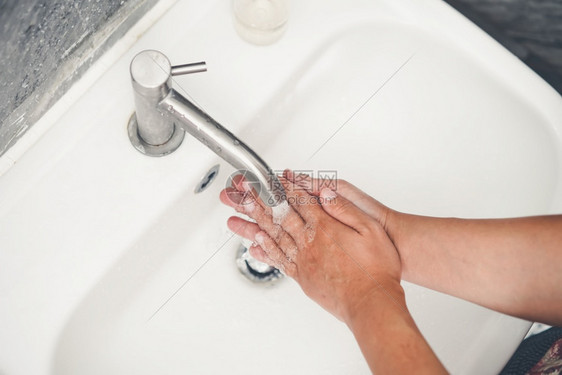 人们在洗手池洗手图片