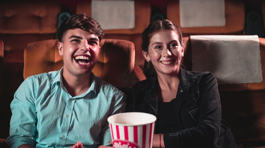 一对夫妇在电影院吃爆米花图片