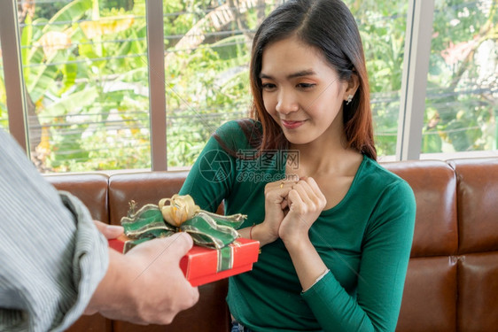 女友期待男友的礼物图片