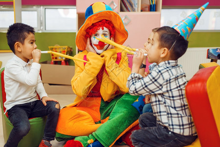 孩子们与小丑一起快乐的玩耍图片