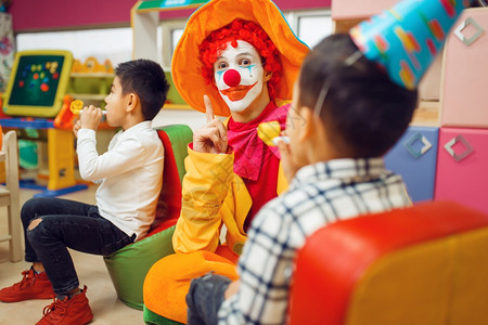 孩子们与小丑一起快乐的玩耍图片