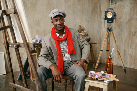 艺术家在工作场所画创大师在车间工戴帽子和红围巾的画和红围巾的图片