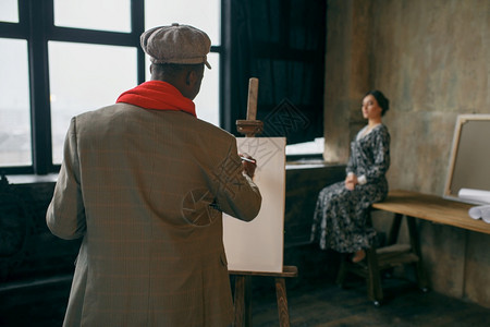 男艺术家站在自己的工作场所在室的壁架上担任创作大师图片
