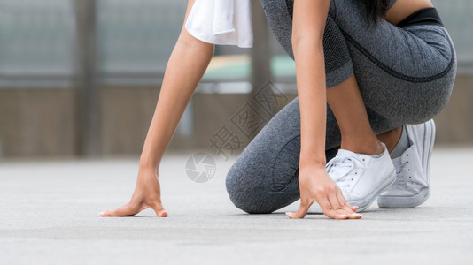 女运动员在开始跑步的位置准备开始跑步图片