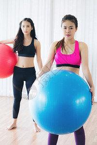 两名女子在课堂炼健身球背景图片