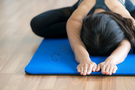 练瑜伽的女在健身房装扮近视健康的生活方式和健康的概念图片