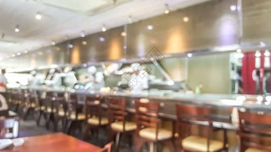 许多厨师在寿司酒吧后面做图片