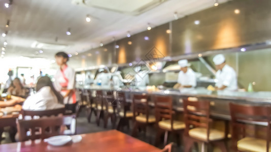 许多厨师在寿司酒吧后面做图片