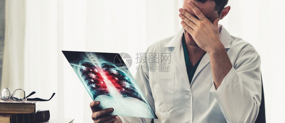 该影片展示了冠状感染人肺部和呼吸器官图片