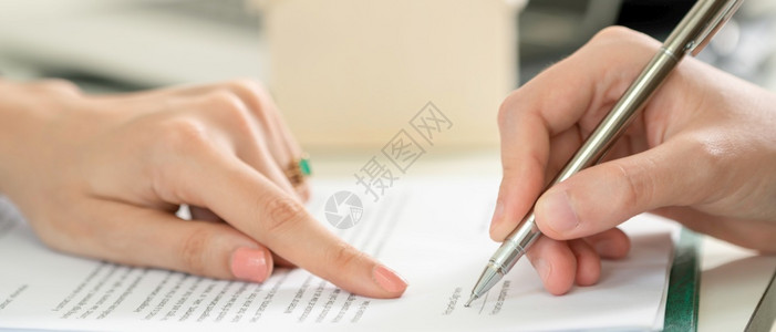 商业妇女与办公室另一名商业妇女签订协议合同结束对女shand的商业伙伴关系的概念和律师法活动商业妇女签署在办公室的协议合同图片