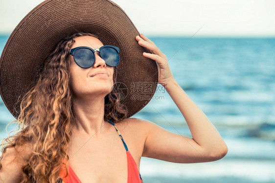 热带海滩上的墨镜女图片