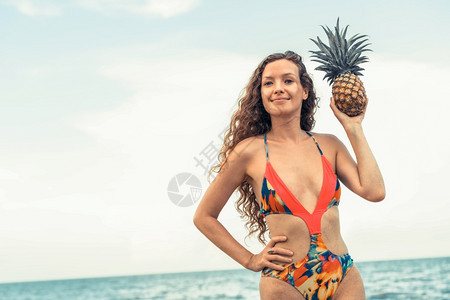 夏天在热带沙滩上穿泳衣的快乐女子在海滩上穿泳衣图片