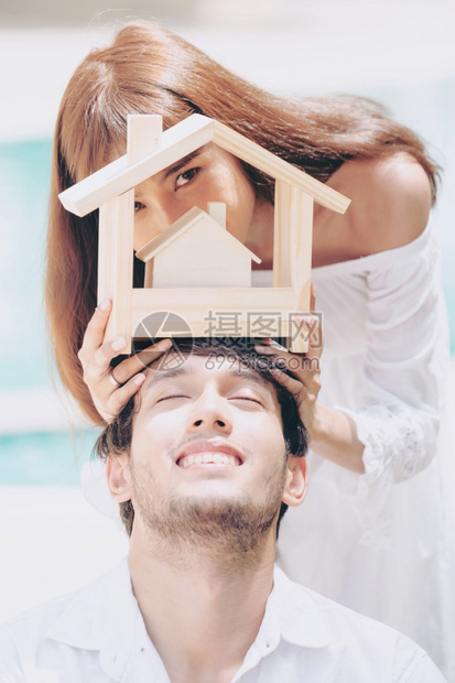 年轻夫妻计划买房子过上幸福的生活图片
