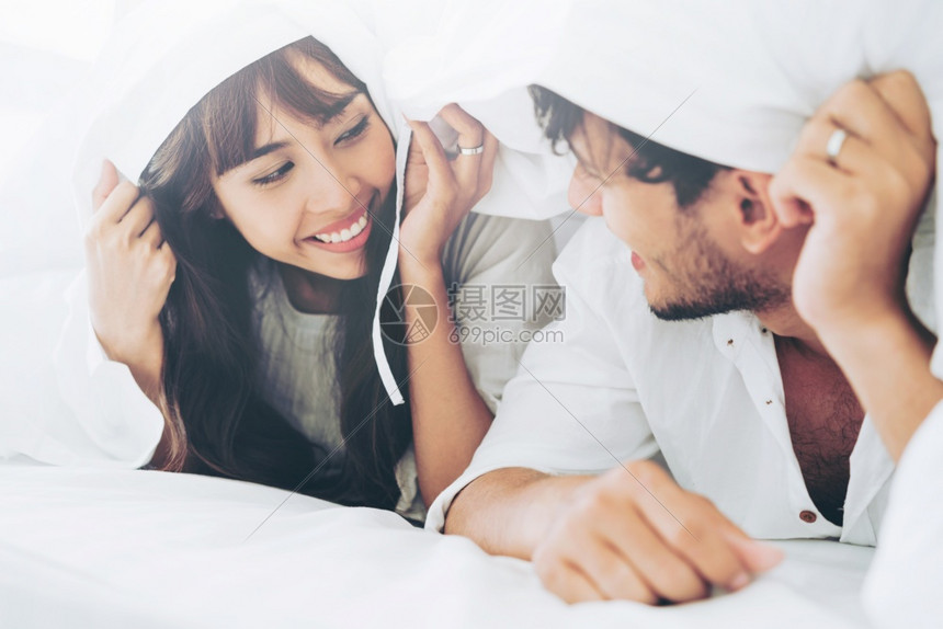 快乐的年轻夫妇在早晨醒来图片