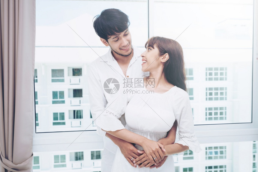 男人从背后抱住女人