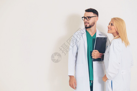 男医生和女医生一起看向康复的病人图片