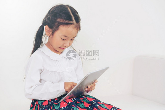 小女孩拿着平板电脑学习图片
