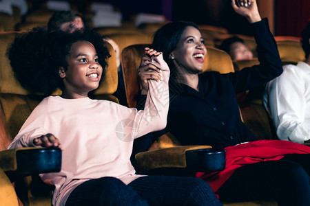 家长带孩子在电影院看电影图片