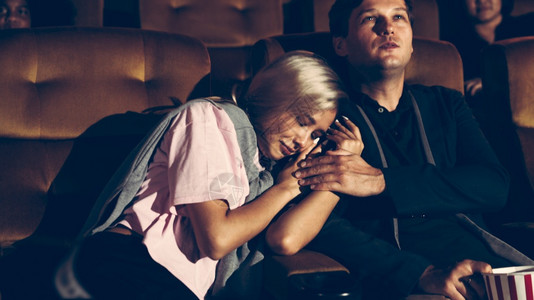 恐怖 僵尸观看恐怖电影的情侣背景