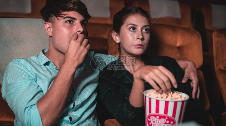 情侣在电影院看电影吃爆米花图片