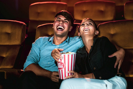 开心的一对恋人在电影院观看电影图片