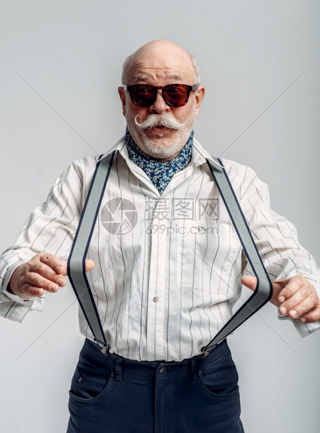 穿吊带裤戴太阳镜的时装老人图片