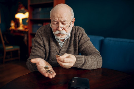 老年人拥有一些硬币老年人拥有一些硬币图片